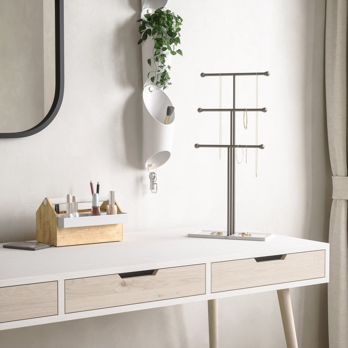 Trigem Jewellery Stand - White/Nickel